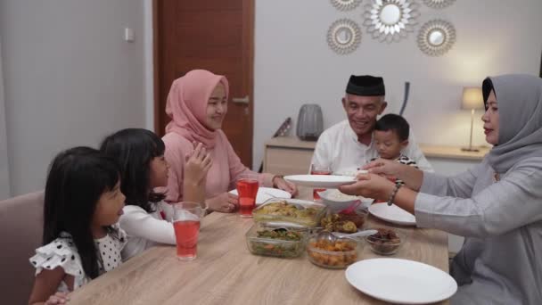 Familia y abuelos tomando un descanso ayunando en ramadán. iftar cena descanso — Vídeo de stock