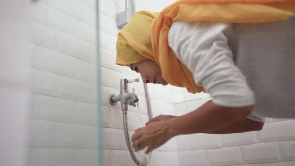 Мусульманська жінка перед молитвою виконує абляцію вудху. — стокове відео