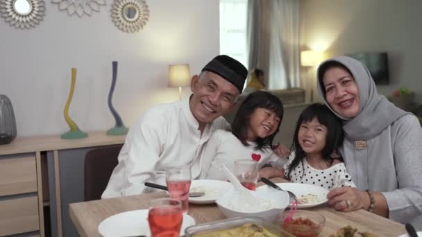 Asiatiska morföräldrar och barnbarn njuter av sin tid tillsammans — Stockvideo