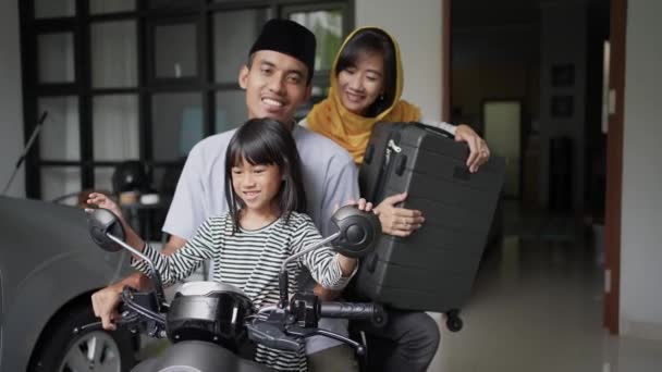 Familia musulmana montar moto scooter juntos viajando con el niño — Vídeos de Stock
