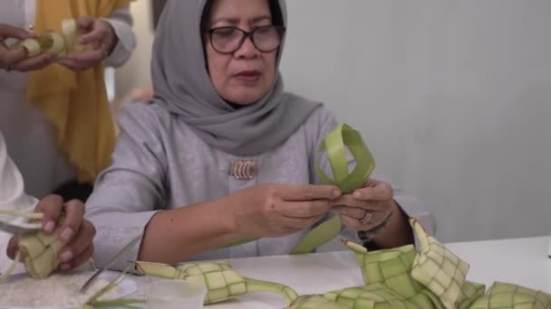 Muslim ζευγάρι κάνει ketupat για eid fitr mubarak στο σπίτι — Αρχείο Βίντεο