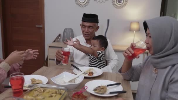 Muçulmano asiático família jantar juntos em casa sentado no jantar mesa — Vídeo de Stock
