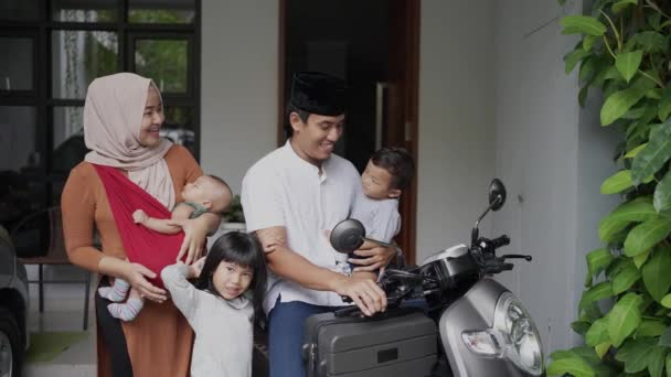 Müslüman aile motosiklet kullanıyor. Çocukla seyahat ediyor. — Stok video