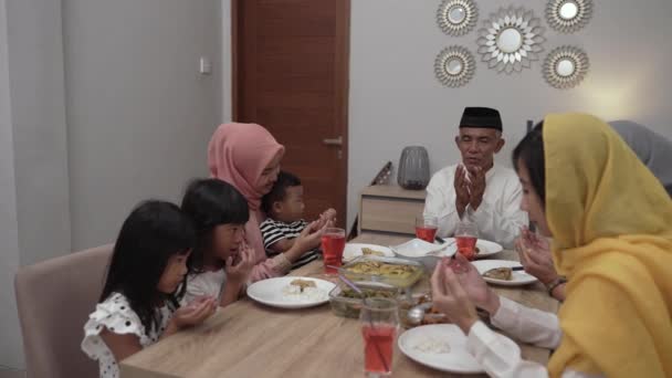 Persone musulmane che pregano durante la cena iftar insieme alla famiglia — Video Stock