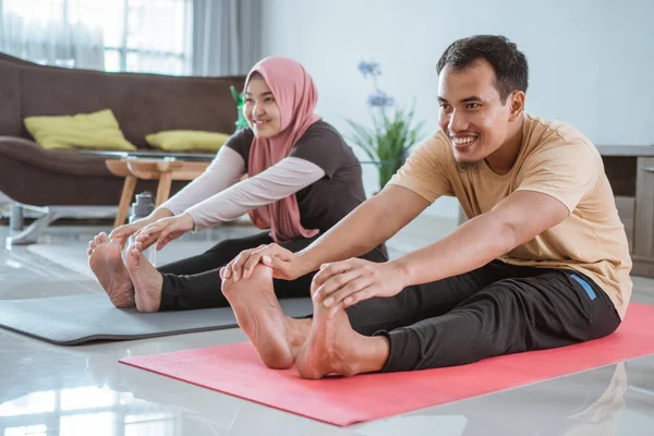 Fitness pár, muž a žena cvičení společně doma — Stock fotografie
