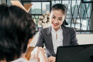 İş kadınının, toplantılarını bitirirken el sıkışması.