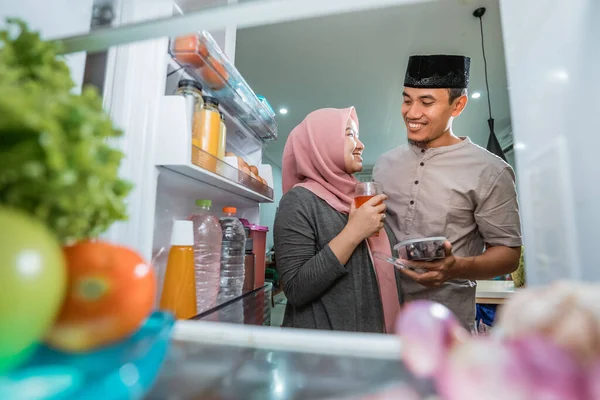 オープン冷蔵庫の前で高速イフタールを破る美しいカップルイスラム教徒 — ストック写真