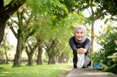 Güzel bir müslüman kadın sporcu vücut egzersizi yapıyor.
