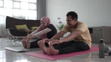 Mutlu Müslüman Asya fitness çifti, erkek ve kadın egzersiz yapıyor.