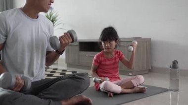 Baba ve çocuk birlikte egzersiz yapıyor..