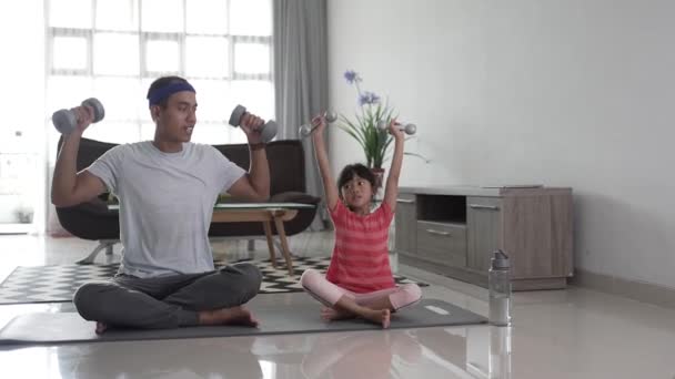 Tatăl și copilul fac exerciții împreună . — Videoclip de stoc