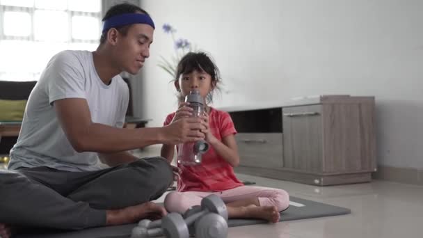Pria dan putrinya olahraga minum botol air minum — Stok Video
