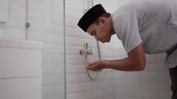 Jonge moslim man voeren ablution wudhu voor het gebed thuis — Stockvideo