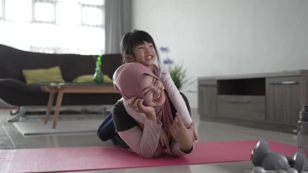 Muslim matka a dcera cvičení společně, aby se zdravý — Stock video