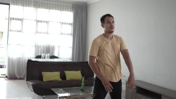 Asiatique ajustement jeune homme exercice sur tapis à la maison — Video