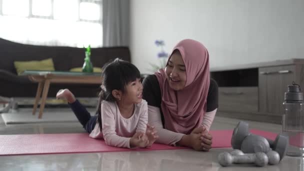 Muslim ibu dan anak latihan bersama-sama untuk mendapatkan sehat — Stok Video