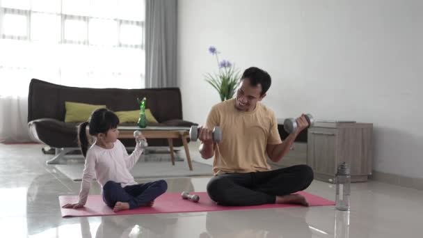Pai e criança fazendo exercício juntos. — Vídeo de Stock