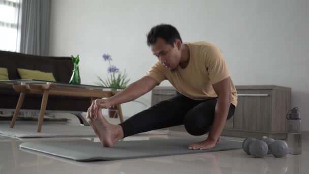 Asiatisk fit ung mand motion på mat hjemme – Stock-video