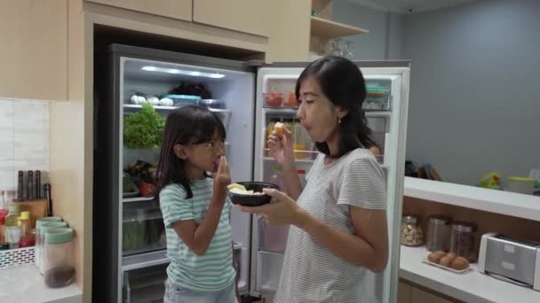 Ibu dan anak makan buah bersama — Stok Video