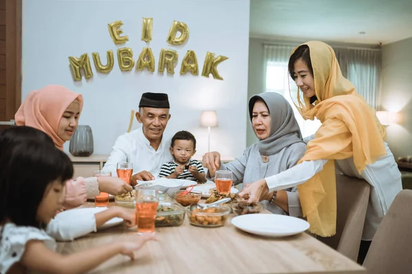 穆斯林亚洲人家庭和祖父母在ramadan吃早餐 — 图库照片