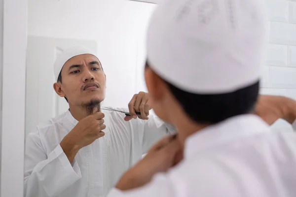 Muçulmano ásia homem incerto para raspar fora seu barba — Fotografia de Stock