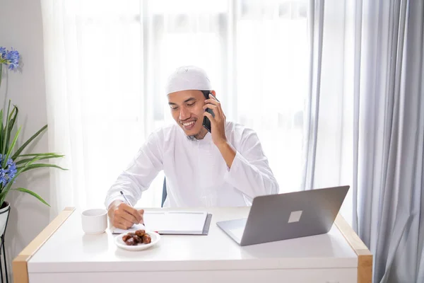 Zaneprázdněný asijský muslimský podnikatel telefonovat — Stock fotografie