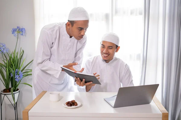 イスラム教徒のビジネスパートナーがノートパソコンを使って話し合い — ストック写真