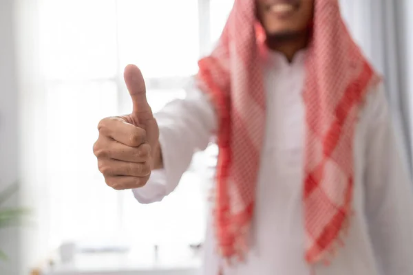 Arabische moslim zakenman staat met duim omhoog — Stockfoto