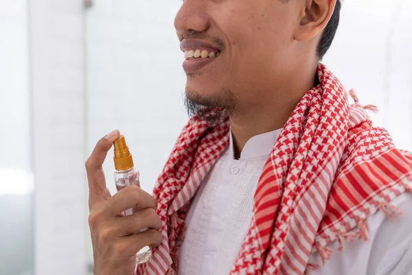 Muzułmanin ubierać się i stosować perfumy na jego ciało — Zdjęcie stockowe
