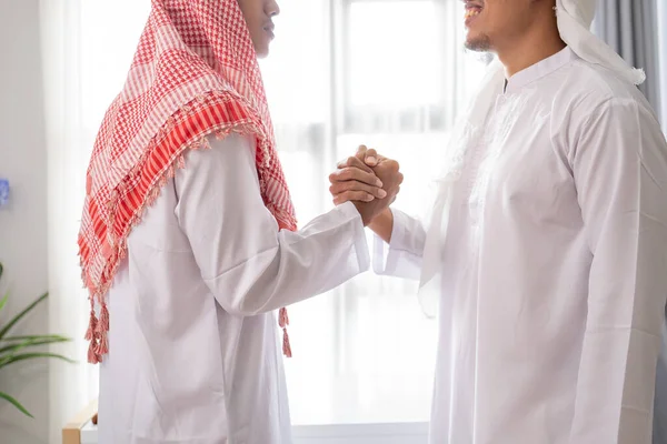 ビジネス・ムスリム・パートナーの握手を締めくくり — ストック写真