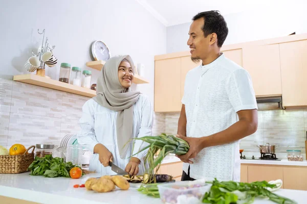 Pasangan muslim bahagia memasak bersama di dapur. — Stok Foto