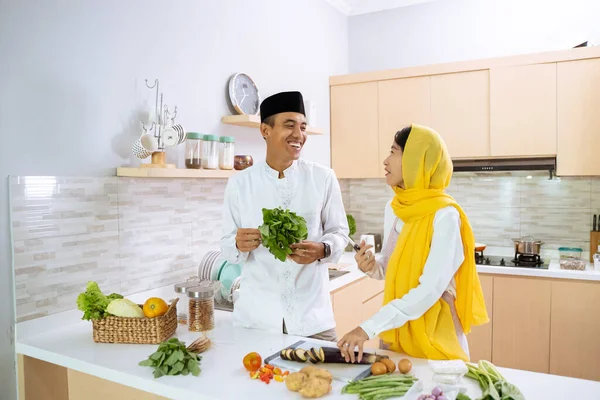 Pasangan muslim bahagia memasak bersama di dapur. — Stok Foto