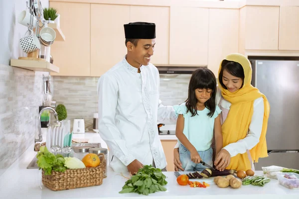 Pai muçulmano e criança cozinhar e se preparando para o jantar iftar no ramadã — Fotografia de Stock
