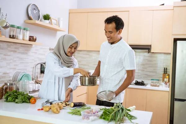 Pasangan muslim bahagia memasak bersama di dapur. — Stok Foto