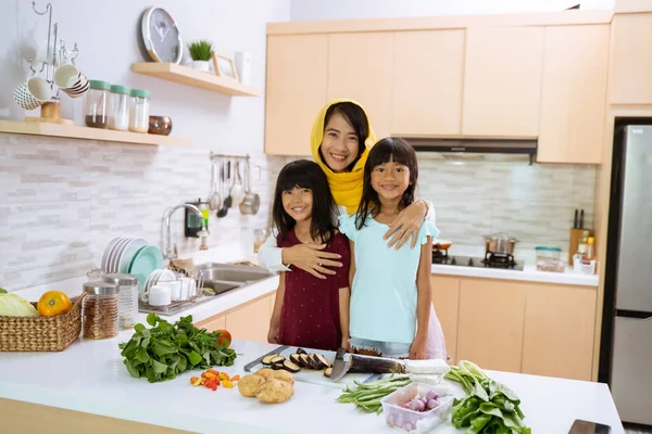 Madre musulmana con su hija encantadora cocinando en la cocina — Foto de Stock