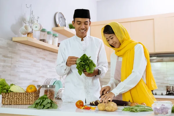 Pasangan muslim bahagia memasak bersama di dapur. — Stok Foto