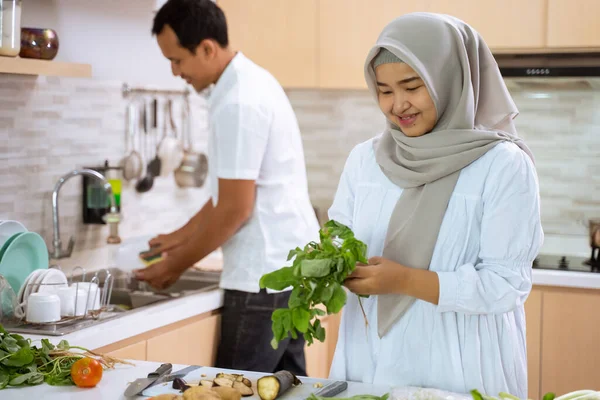 Man hjälpa sin fru matlagning tillsammans i köket — Stockfoto