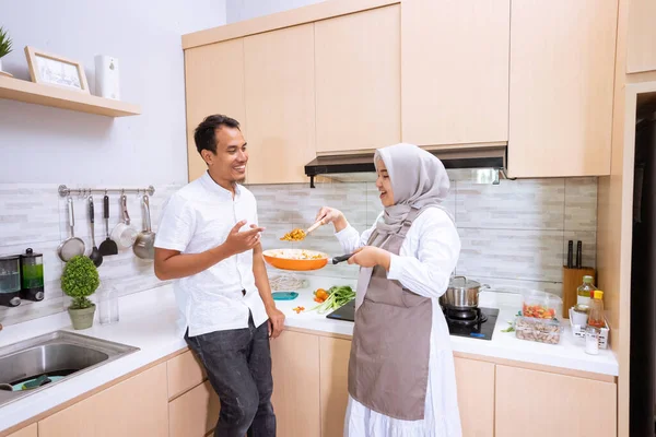 Щаслива мусульманська пара готує разом на кухні . — стокове фото