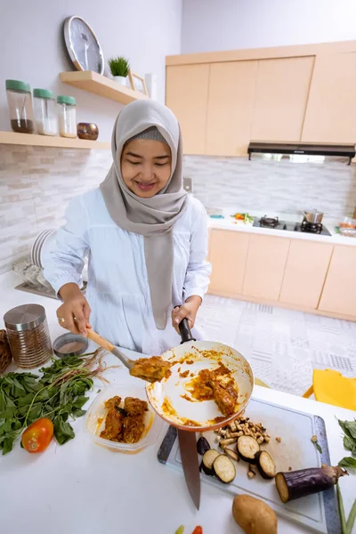 Женщина с хиджабом готовит у себя дома на кухне на ужин — стоковое фото
