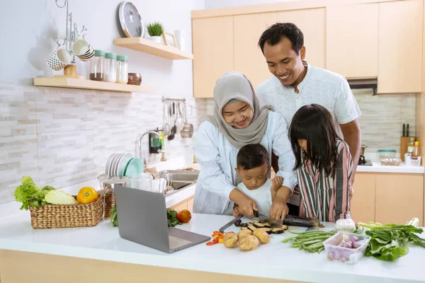 Muslim orangtua dan anak-anak menikmati memasak iftar makan malam bersama selama bulan Ramadan — Stok Foto