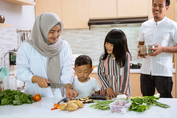 Мусульманські батьки і діти насолоджуються приготуванням іфтарної вечері разом під час Рамадана — стокове фото