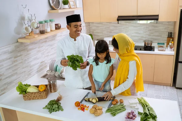 Muslim orangtua dan anak-anak memasak dan mempersiapkan untuk makan malam iftar pada bulan Ramadan — Stok Foto