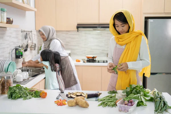 이 프타 식사를 준비하고 있는 매력적 인 젊은 여장 녀 두 사람 — 스톡 사진