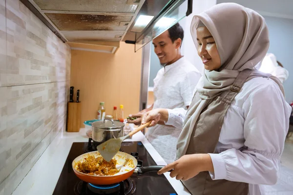 Счастливая мусульманская пара готовит вместе на кухне. — стоковое фото