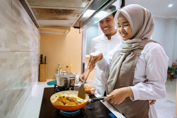 夫妻俩在家里一起做饭很开心 — 图库照片