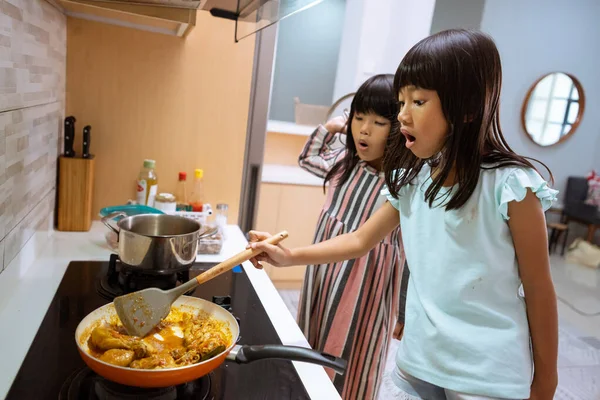 Dua gadis kecil memasak di dapur — Stok Foto