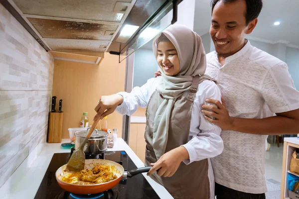幸せなイスラム教徒のカップルがキッチンで一緒に料理をします. — ストック写真