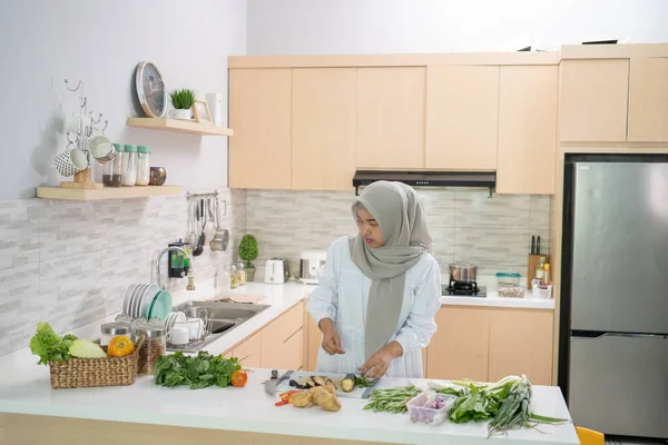 Мусульманка готовит ужин из ифтара на кухне — стоковое фото