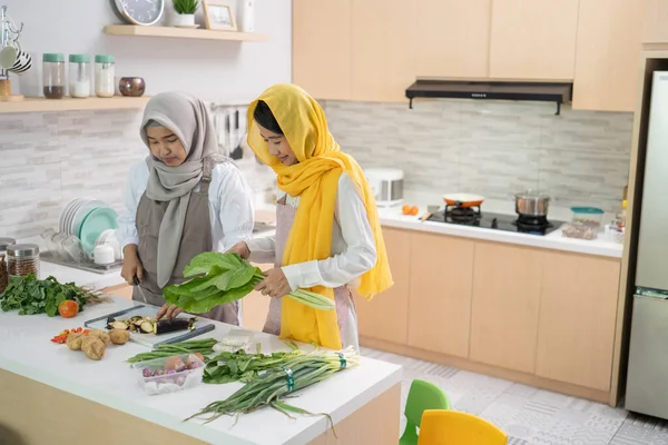 Mujer musulmana disfrutar de cocinar la cena juntos para iftar romper el ayuno en ramadán —  Fotos de Stock