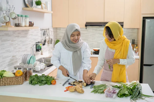 两个年轻迷人的穆斯林女子一起准备花蜜晚餐 — 图库照片